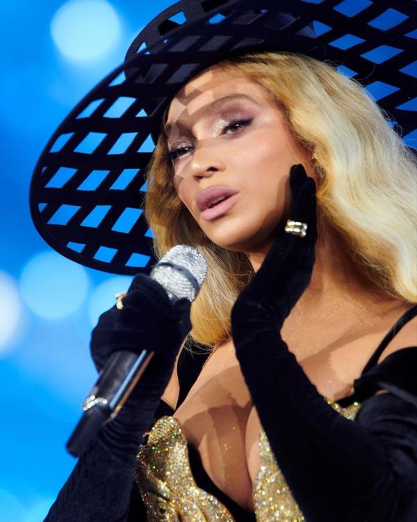  Musical Queen Beyoncé sets the stage ablaze in captivating black ensemble!