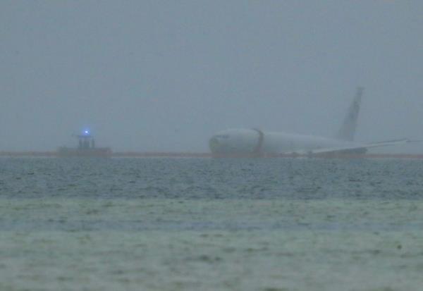 Navy Removes Fuel from Overshot Plane in Kaneohe Bay