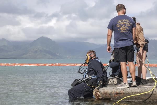Navy Removes Fuel from Overshot Plane in Kaneohe Bay
