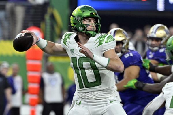 Oregon's Bo Nix Wins AP Pac-12 Offensive Player of the Year