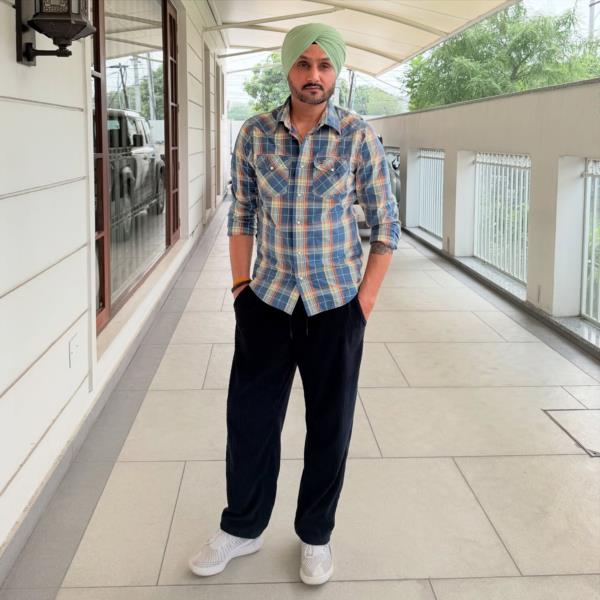 Harbhajan Singh's Casual Attire Exudes Relaxing Vibes In Photo